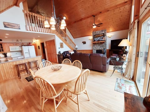 Dining area, seats six (with addt 2 bar stools at kitchen counter)