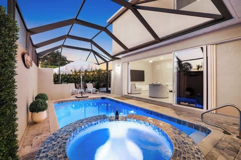 Relax in the heated saltwater pool while overlooking the stylish living space inside. The jacuzzi invites you to soak and unwind, while the open design creates a seamless connection between outdoor relaxation and indoor comfort.