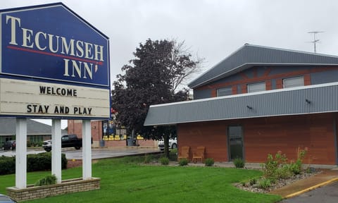 Tecumseh Inn & Suites