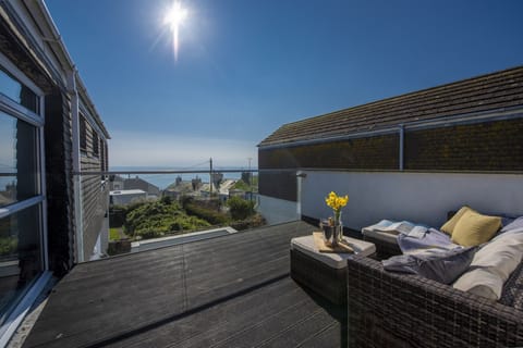 Furnished balcony with sea views - Mousehole View