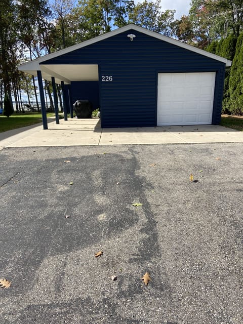 Driveway parking for 6 cars, or 3 cars and 3 trailers