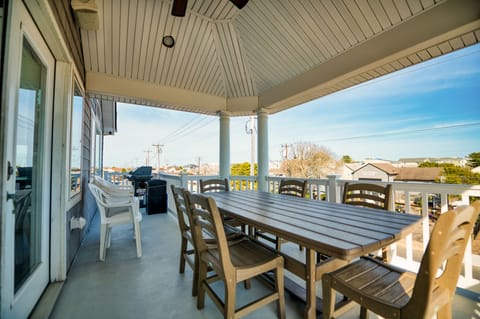 3rd Floor Deck/Dining Table/Grill
