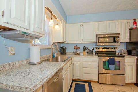 Channel your inner MasterChef and prepare delicious home-made meals in the fully equipped kitchen.