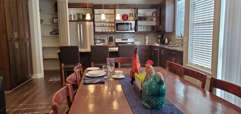 Large, Roomy, Table Seats 10 Plus, 3 Different Coffee Maker,Well stocked Kitchen