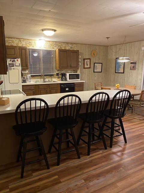 4 bar stools for seating