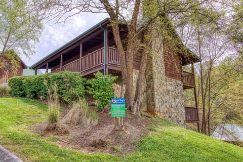 Enjoy this beautiful cabin just minutes from the parkway