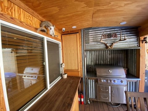 Back patio/ heater/ dinning area/ smart TV/ BBQ