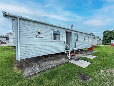 Escape to the coast for romantic getaways UK, with stunning Suffolk beaches and cosy stays in a 3-bedroom caravan.