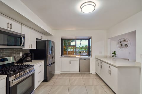 Fully equipped kitchen.