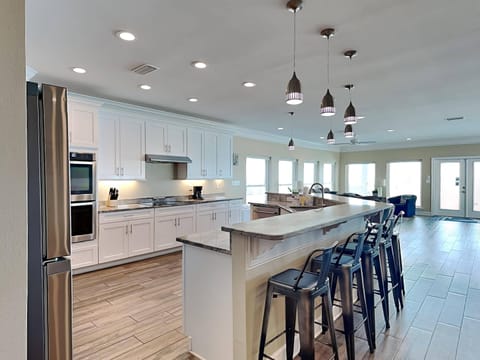 Kitchen Breakfast Bar - Seats 10