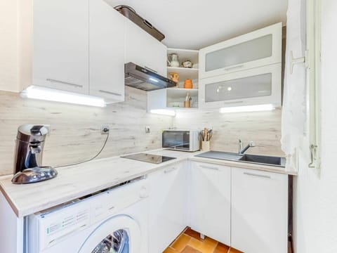 Tap, Cabinetry, Countertop, Kitchen Sink, Kitchen Appliance, Automotive Design, Building, Plumbing Fixture, Kitchen, Interior Design