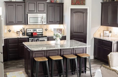 Perfectly designed fully equipped kitchen. 