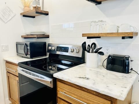 Full kitchen for dining in