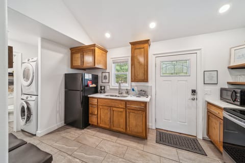 Full kitchen, washer & dryer