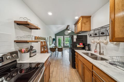 Full galley kitchen to whip up dinner in. 