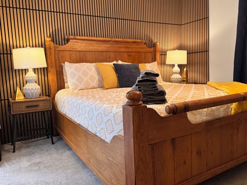 Primary (1)
KING BED
King bed
50” TV
USB & USB-c
Extra blankets & Billows