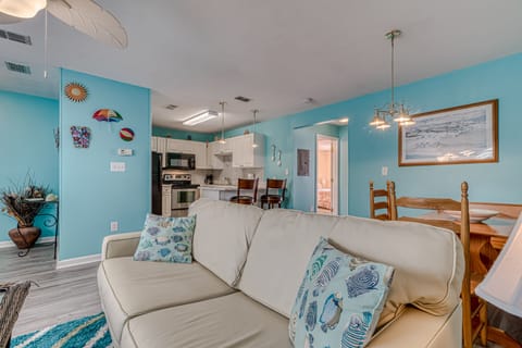 Living Area - The spacious living area features plenty of seating, and is open to both the kitchen and dining area.