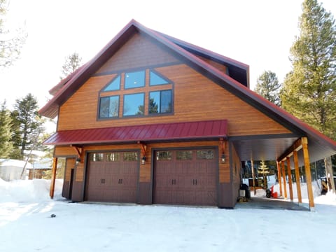 Front view of the loft.  Garage is not available for guests.
