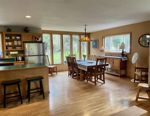 Dining room with seating for 6 