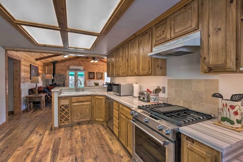 Fully Equipped Kitchen | Dishware & Flatware