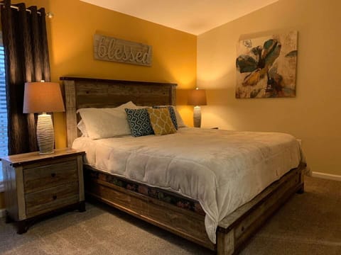 Bedroom / King size bed