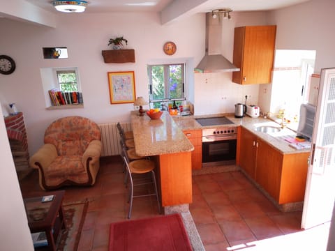 Cottage kitchenette and breakfast bar