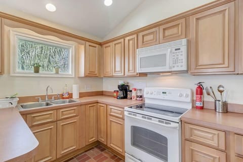 Use the range and microwave to create home cooked meals while gazing out at Florida's magnificent palms