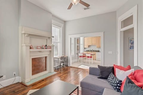 Spread out in this bright and spacious 2 bedroom apartment - all to yourself! 