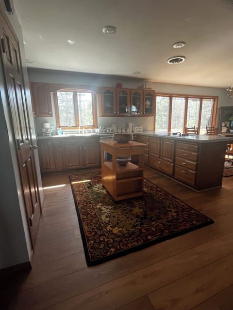 Another view of the kitchen!