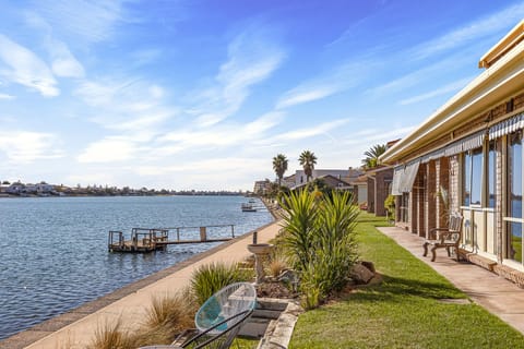 Tranquil Waterfront Stay