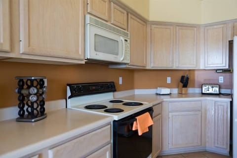 Open kitchen w/ island