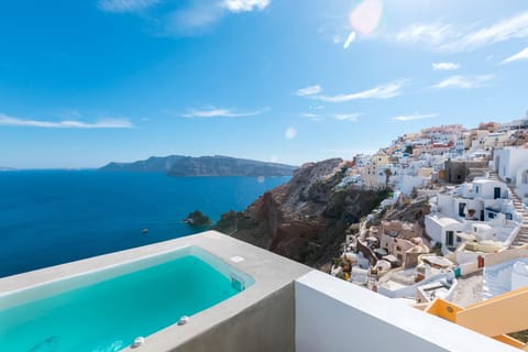 Hot tub for private use with view to Oia village