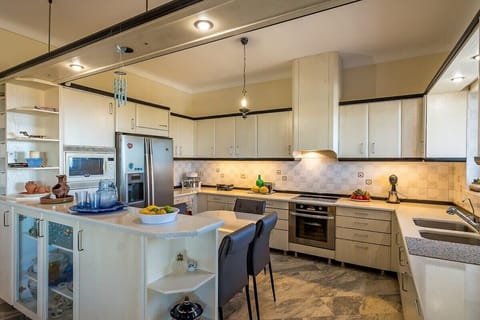 Bright and Fully Equipped Kitchen – Modern kitchen with all essential appliances and generous counter space for home-style cooking.