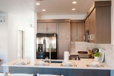 Beautiful modern style full kitchen with bar seating