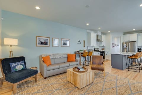 “Very nice place to stay very comfortable and clean felt like I was at home. I would stay here again and recommend for others.” - Brianna ’23