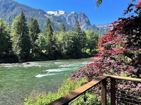 Wake up to Cascade mountain views every day at Mountain View Cabin!