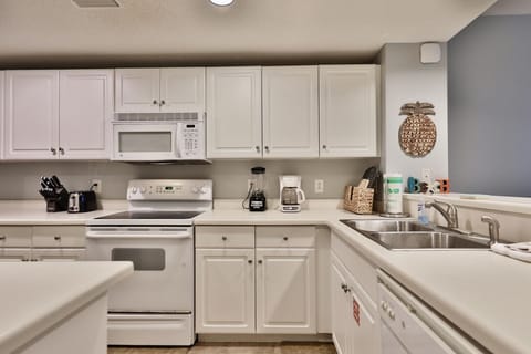 Fully stocked kitchen!