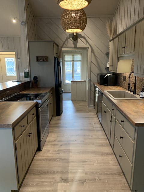 Fully stocked kitchen!
