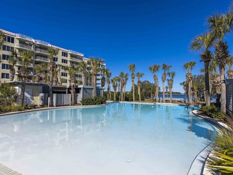 Bay Side Zero-Entry Pool