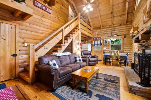 Cozy leather sleeper sofa & recliner, fireplace, TV w/Roku/Xfinity. Family time