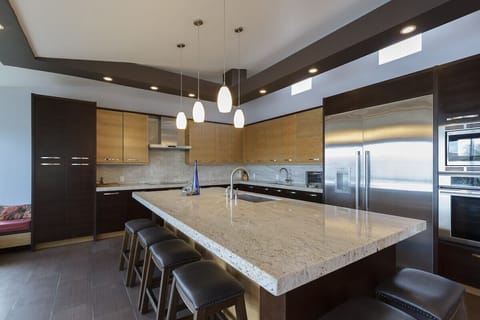 Sea Breeze Villa: Eat in this modern kitchen. There is so much space for everyone to be in here together.