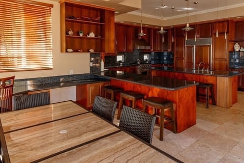 Sea Breeze Manor: This gorgeous, well-stocked kitchen makes whipping up a meal easy and convenient.