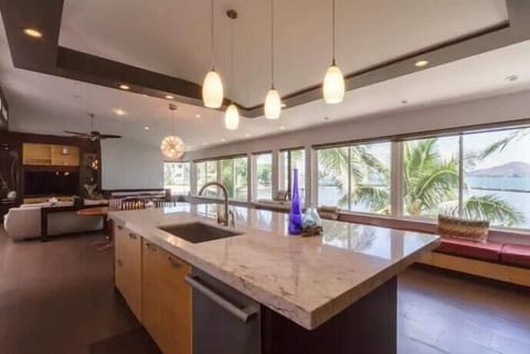 Sea Breeze Villa: Prepare meals at the kitchen while enjoying the picturesque view.