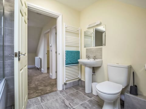 Bathroom | 2 Dawson Court - Dawson Park, Mablethorpe