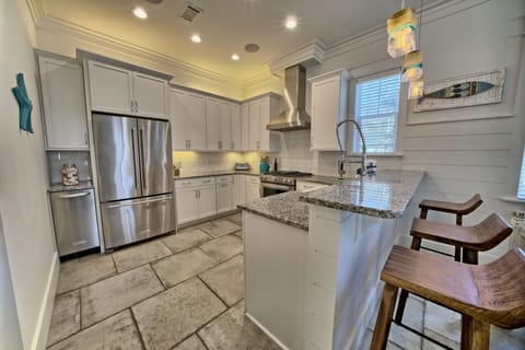BEAUTIFUL FULL SIZE KITCHEN W/ STAINLESS APPLIANCES & GRANITE COUNTERTOPS