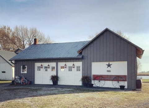 The workshop party room is a great place to gather !or have a small party!