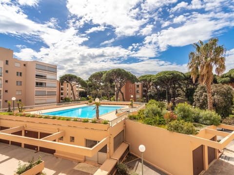 Cloud, Plant, Sky, Daytime, Water, Building, Swimming Pool, Azure, Tree, Outdoor Furniture