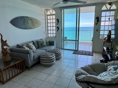 A spacious, comfortable living area to relax without loosing sight of the sea 