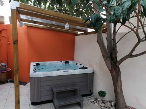 Outdoor spa tub