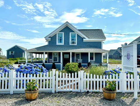 Charming Driftwood Cottage has been part of Beach Point since the 1890's.